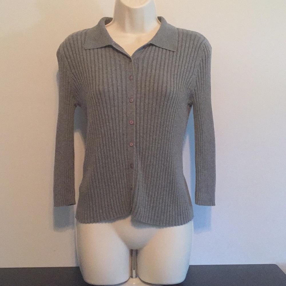 A 3 quarter sleeve shirt